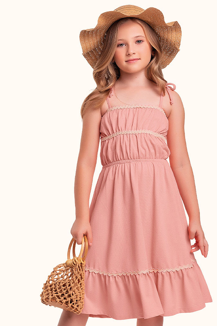 Vestido em malha favo com alça de amarração e detalhe em renda