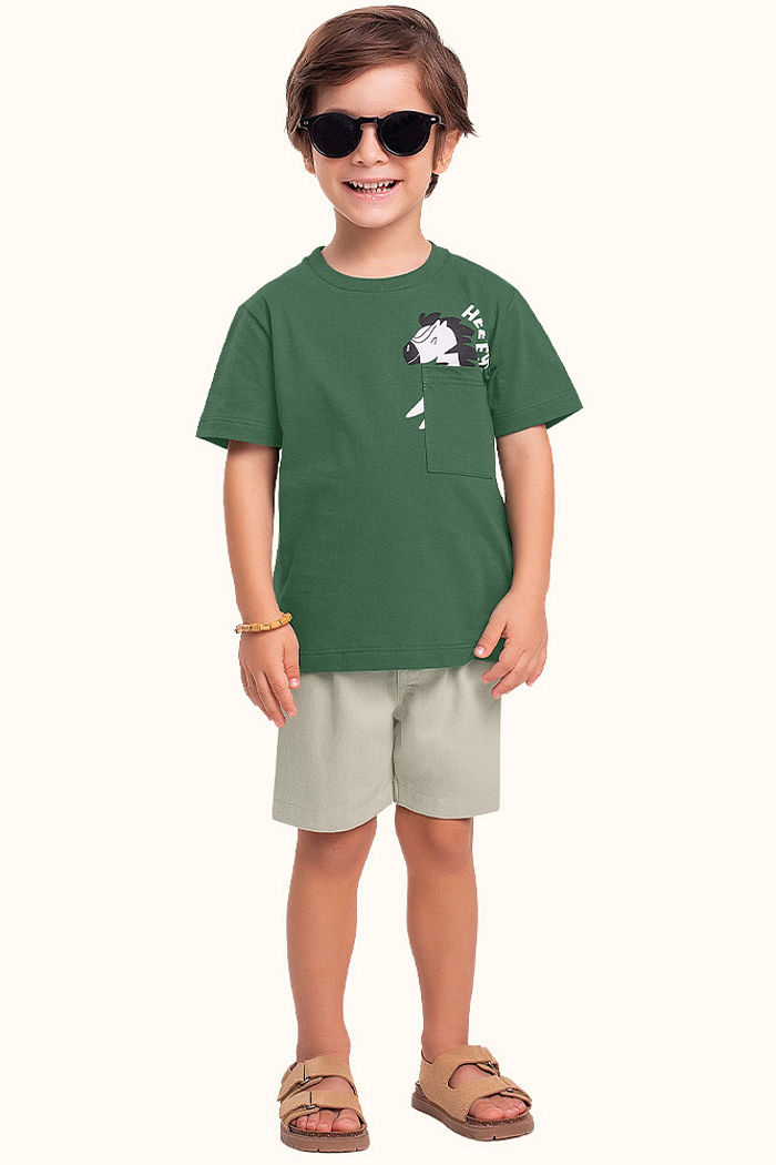 Conjunto camiseta em meia malha com bolso funcional e bermuda em sarja