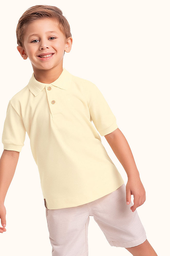 Camisa polo em malha piquet com botão funcional