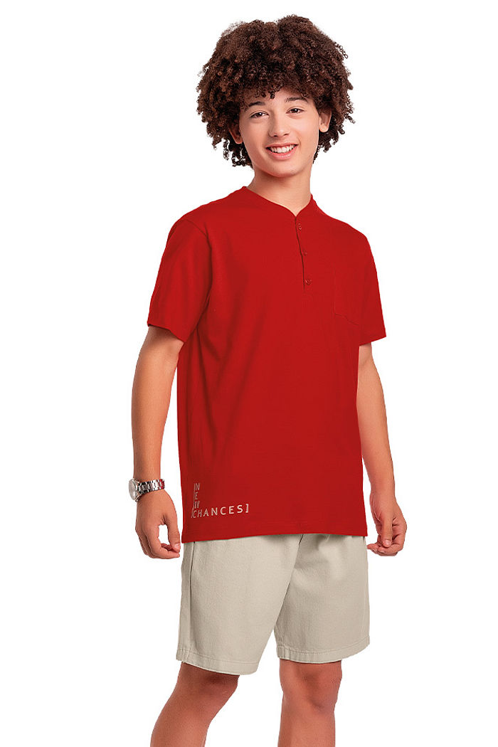 Conjunto camiseta em meia malha e bermuda em sarja com cadarço decorativo.