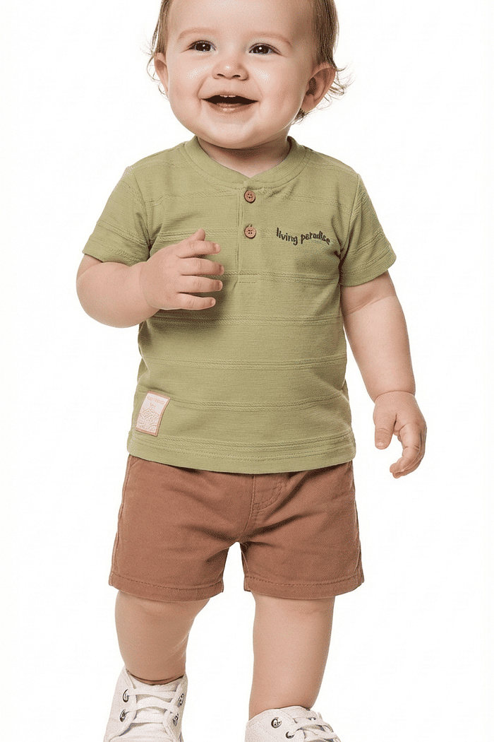 Conjunto camiseta em malha textura corrente e bermuda em sarja