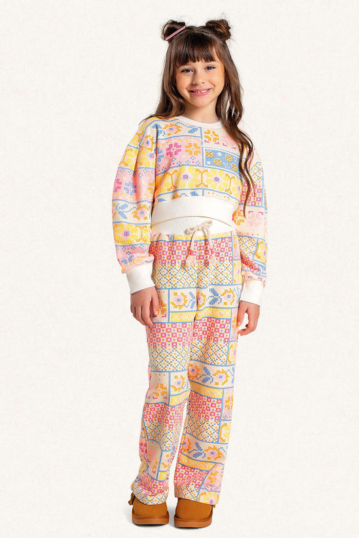 Conjunto blusão cropped e calça wide leg em moletom florido