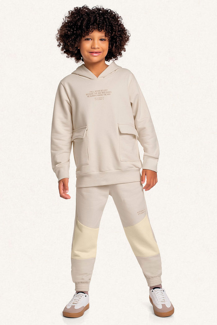 Calça em moletom com recortes e bolso