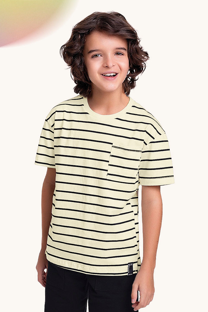 Camiseta em meia malha com bolso listrada