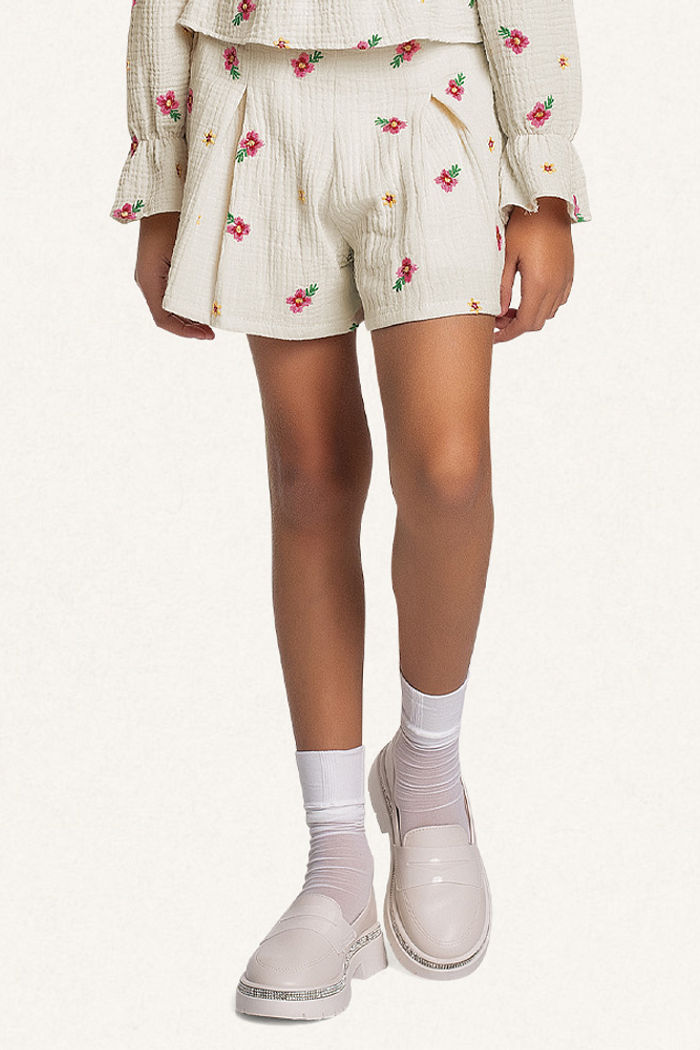 Short em tecido bordado flores com forro em meia malha
