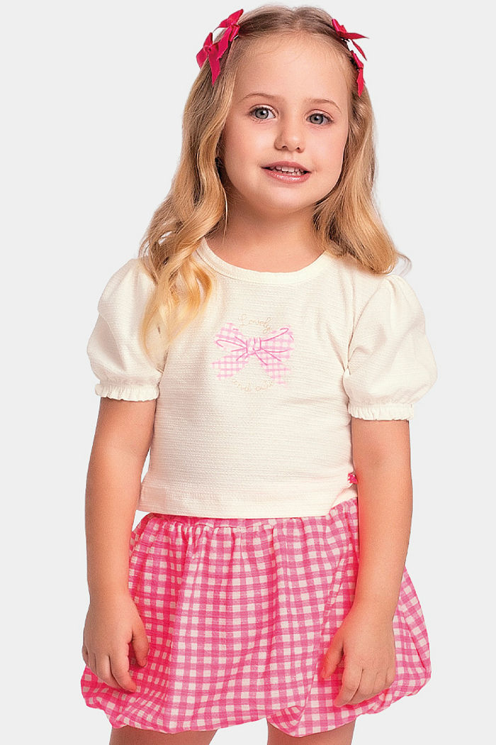 Conjunto blusa de laço e short-saia xadrez