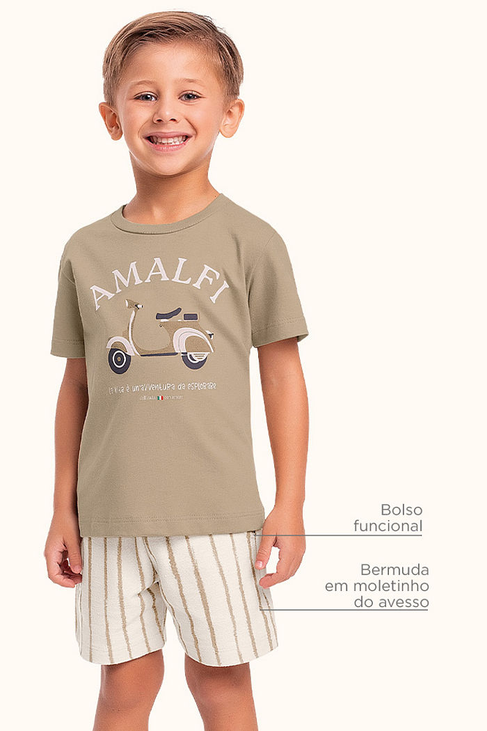 Conjunto camiseta em meia malha e bermuda em moletinho com bolso