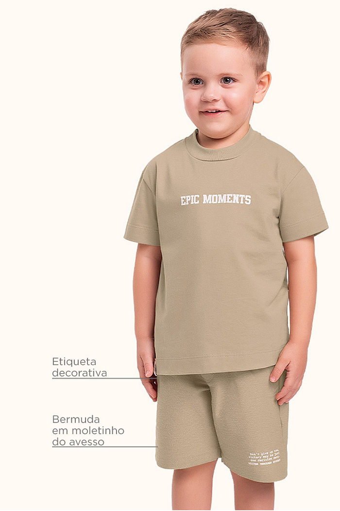 Conjunto camiseta em meia malha com etiqueta decorativa e bermuda em moletinho