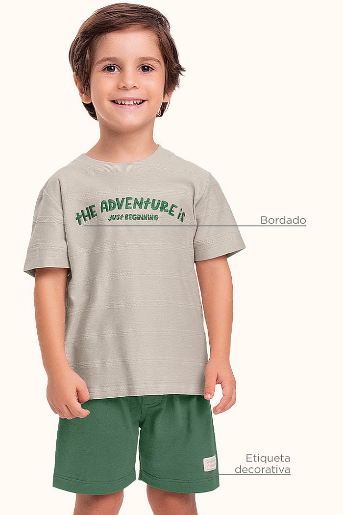 Conjunto camiseta em malha textura corrente e bermuda em moletinho com etiqueta decorativa