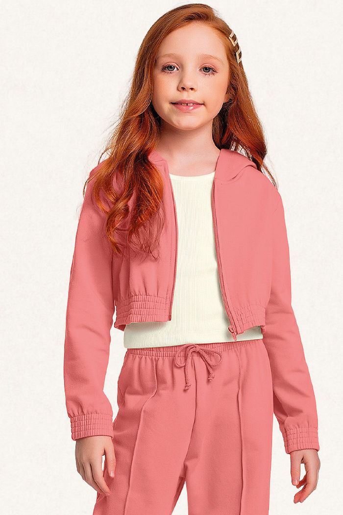 Conjunto jaqueta com capuz cropped, calça wide leg em moletom e regata em ribana