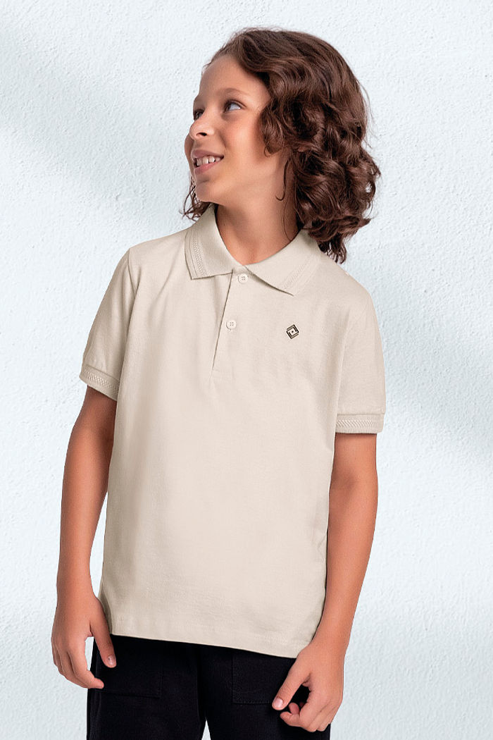 Camisa polo retilínea com abertura por botão