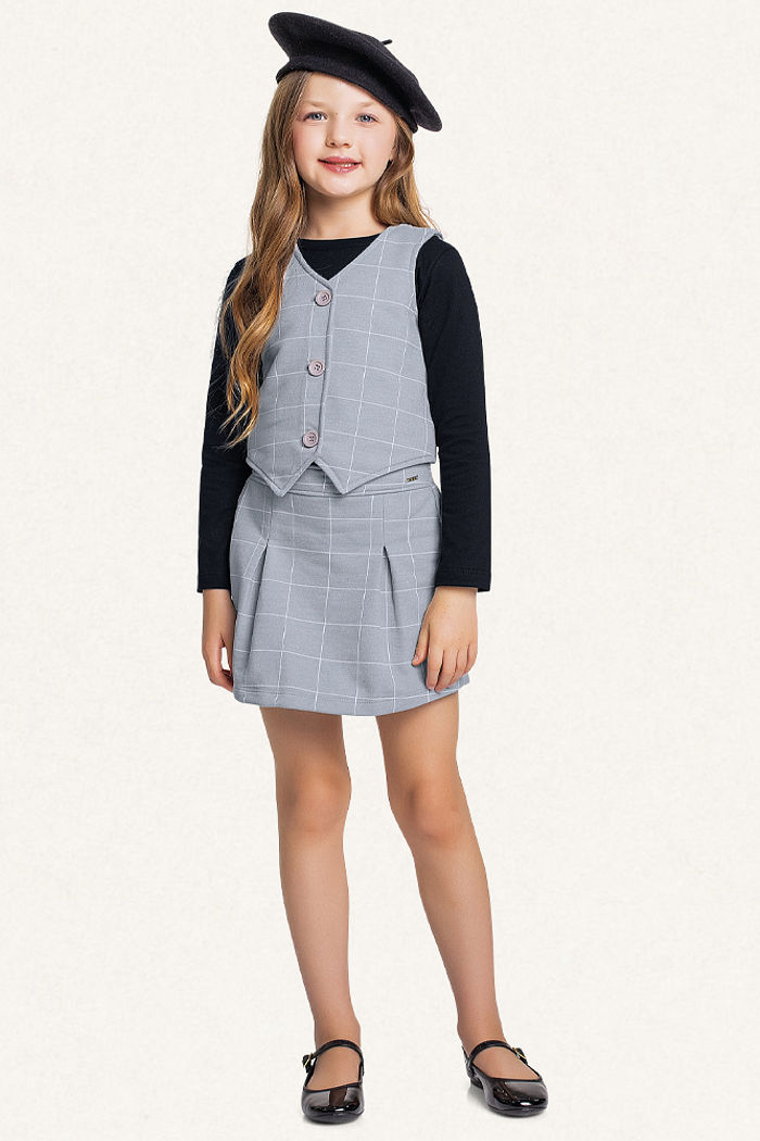 Conjunto blusa manga longa em meia malha e colete, short-saia em moletom molinê