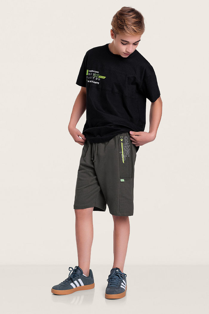 Bermuda em moletinho lisa com etiqueta decorativa