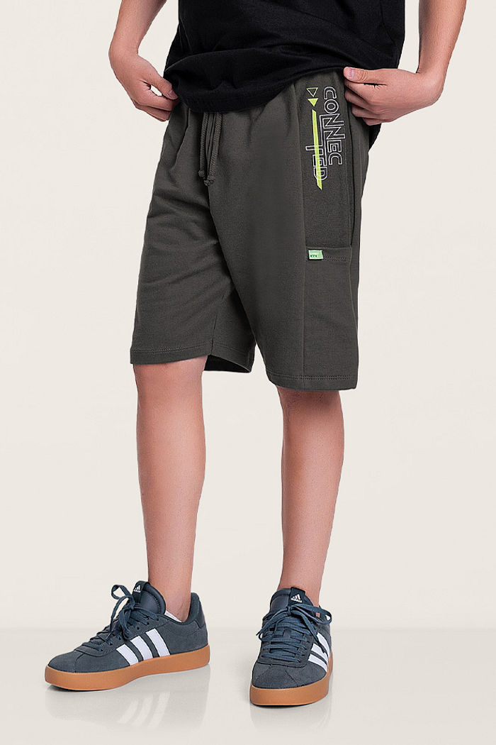 Bermuda em moletinho lisa com etiqueta decorativa