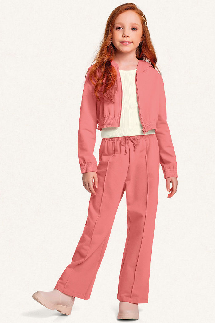 Conjunto jaqueta com capuz cropped, calça wide leg em moletom e regata em ribana