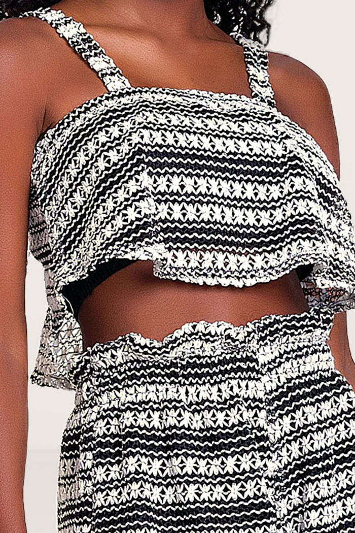 Top com listras em tecido rendado