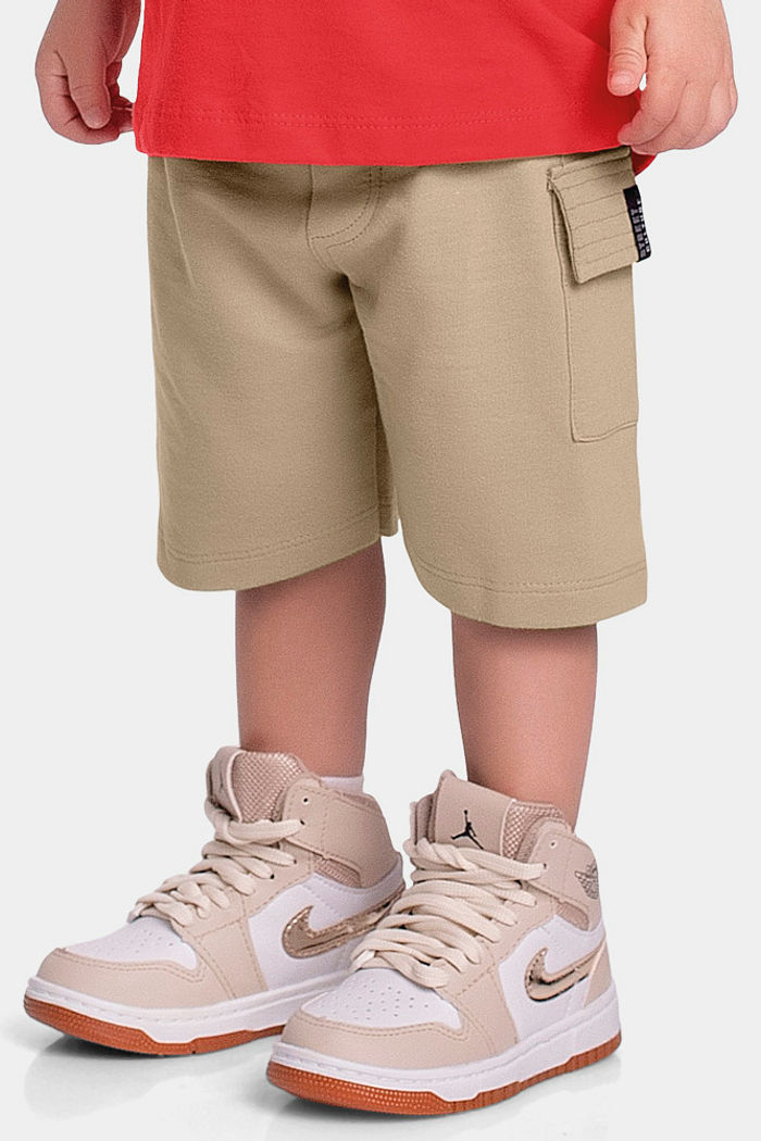 Bermuda com bolso e cadarço decorativo em moletinho