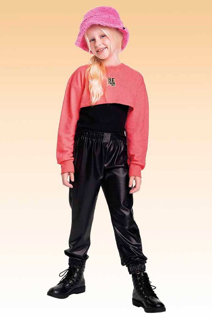 Conjunto regata em ribana canelada 5x3, Blusão cropped em moletom molinê e calça jogger em tecido mini ottoman