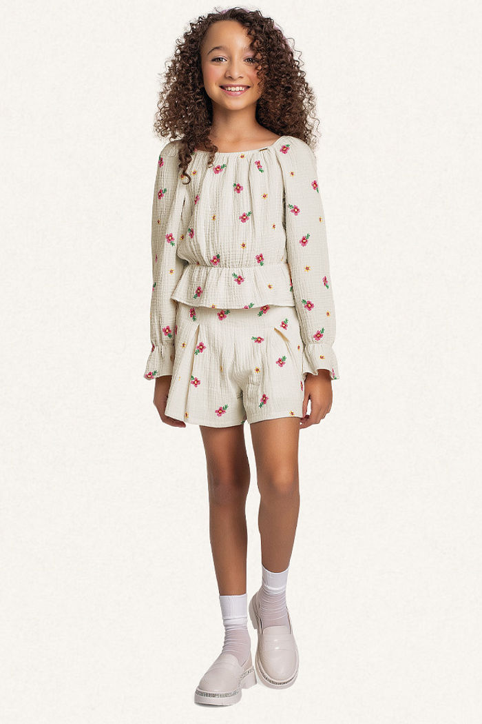 Blusa manga longa em tecido bordado flores