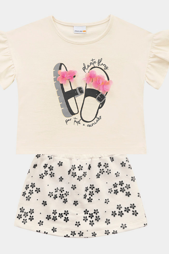 Conjunto blusa e short-saia com flor