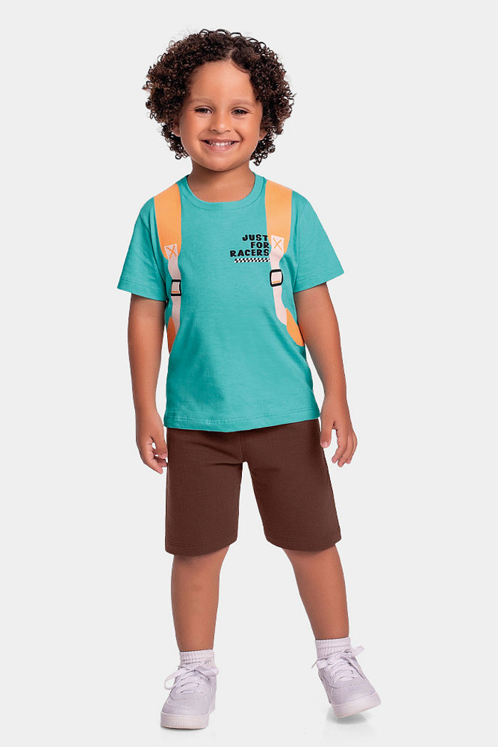 Conjunto camiseta estampa de mochila e bermuda em moletinho