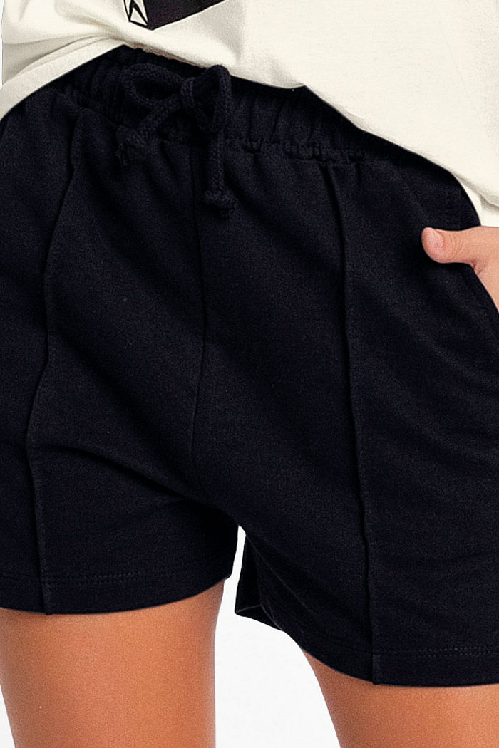 Shorts em moletinho com cordão, bolso e nervuras