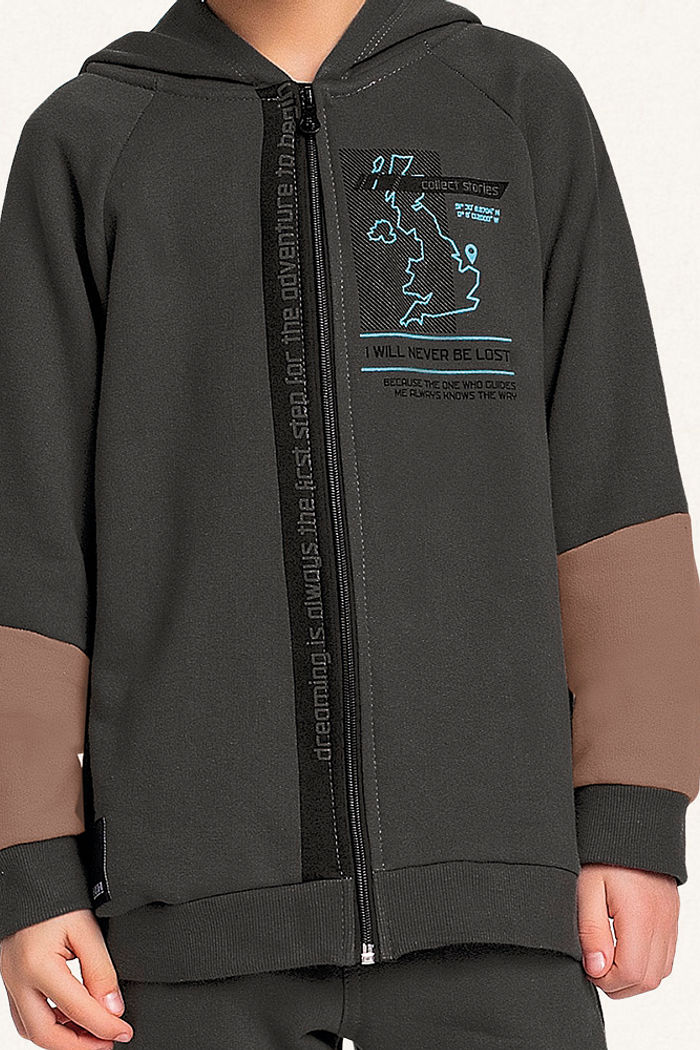 Conjunto jaqueta com capuz e calça em moletom recortes