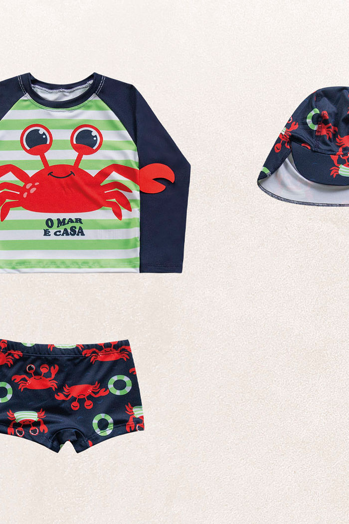 Conjunto camiseta manga longa, sunga e chapéu praia