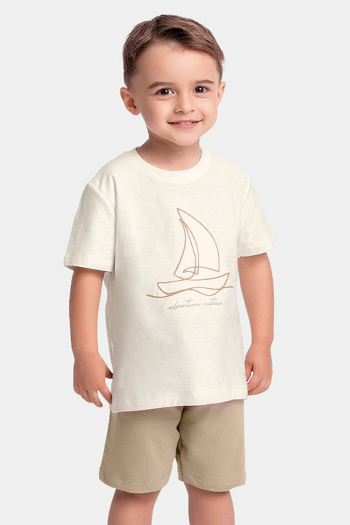 Conjunto camiseta bordada de barco à vela em malha flamê e bermuda moletinho