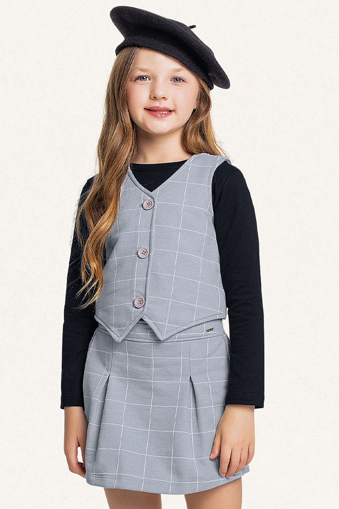 Conjunto blusa manga longa em meia malha e colete, short-saia em moletom molinê