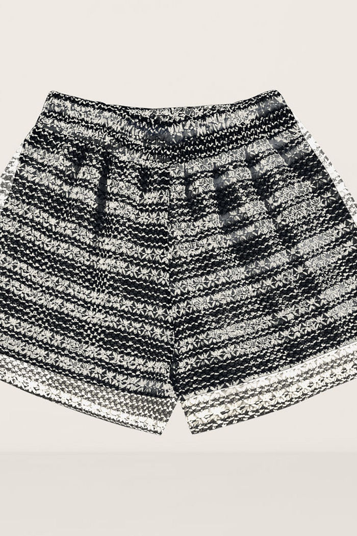 Short com listras em tecido rendado