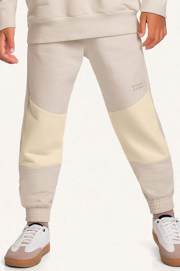 Calça em moletom com recortes e bolso