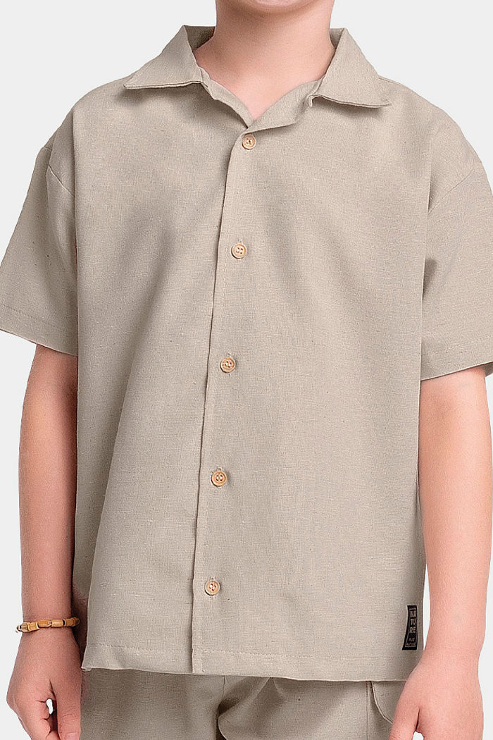 Conjunto camisa e bermuda com bolso em tecido ecotex