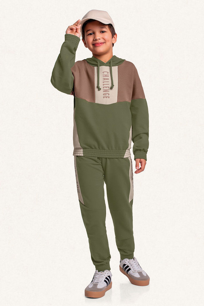 Conjunto blusão com capuz e calça em moletom recortes