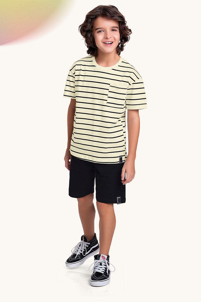 Camiseta em meia malha com bolso listrada