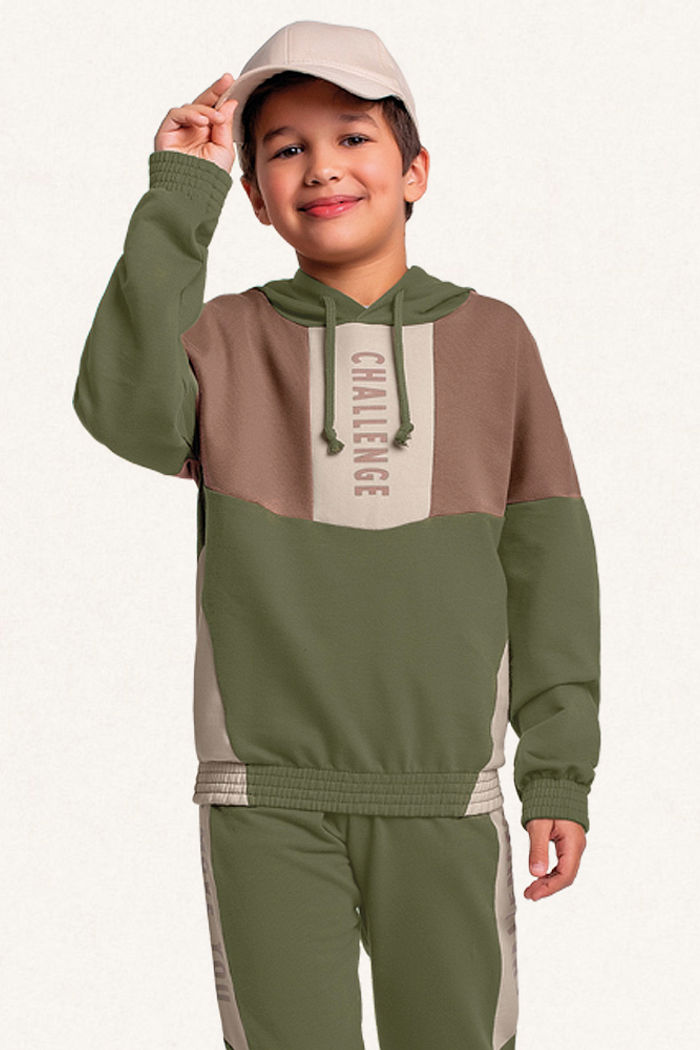 Conjunto blusão com capuz e calça em moletom recortes