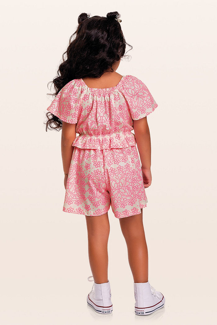 Macacão borboletas no campo