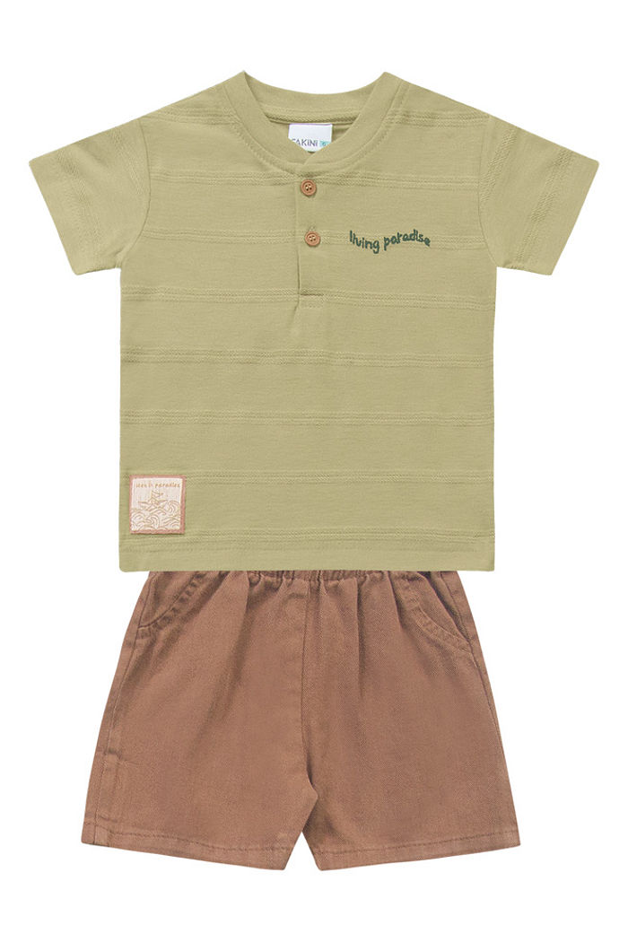 Conjunto camiseta em malha textura corrente e bermuda em sarja