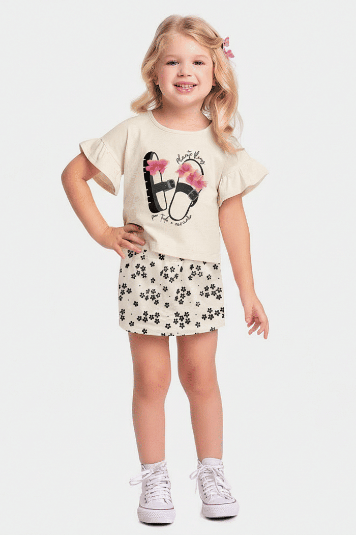 Conjunto blusa e short-saia com flor