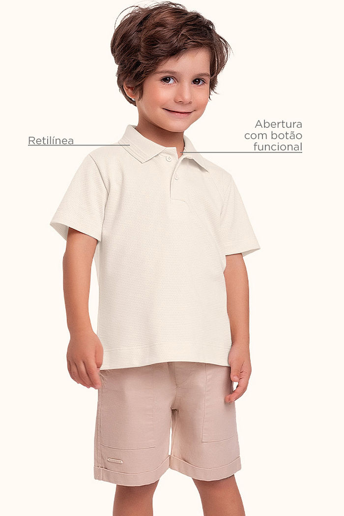 Camisa polo em malha favo com botão funcional