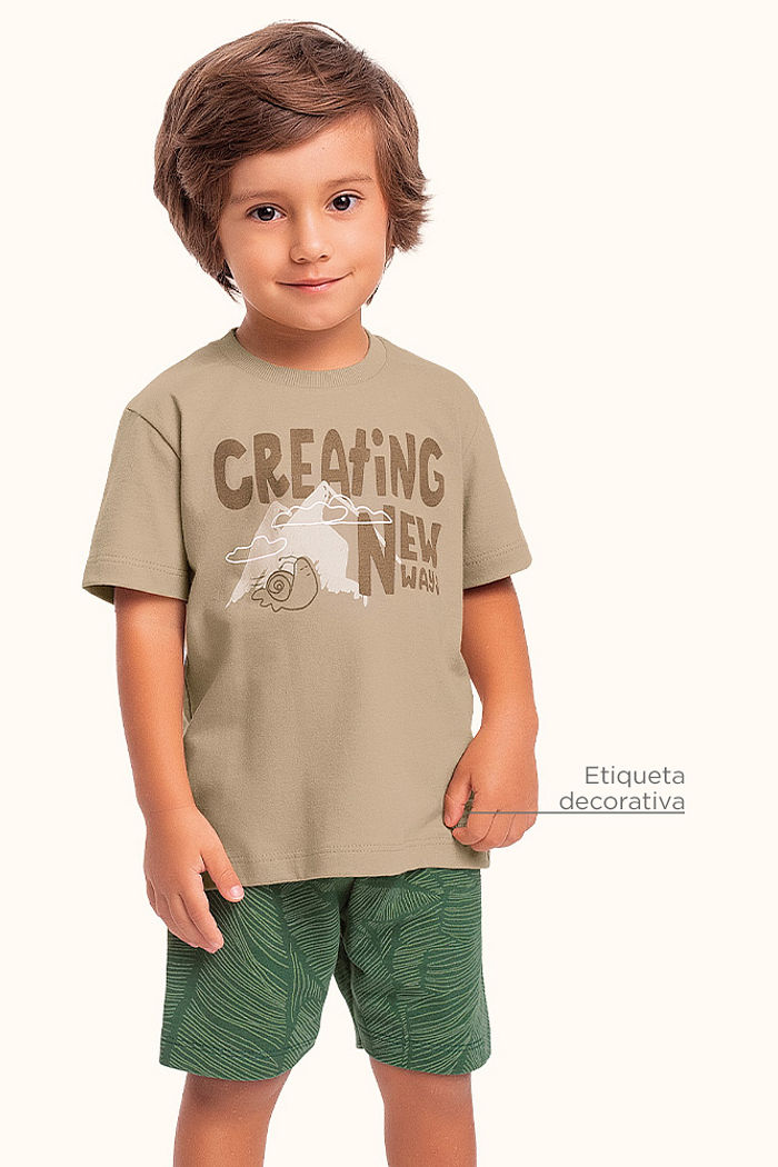 Conjunto camiseta em meia malha e bermuda em moletinho com etiqueta decorativa