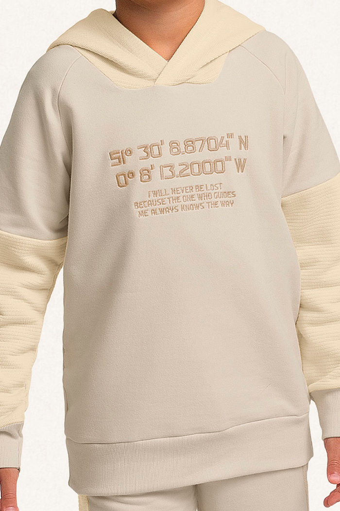 Conjunto blusão com capuz e calça em moletom recorte