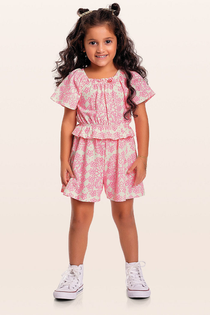 Macacão borboletas no campo