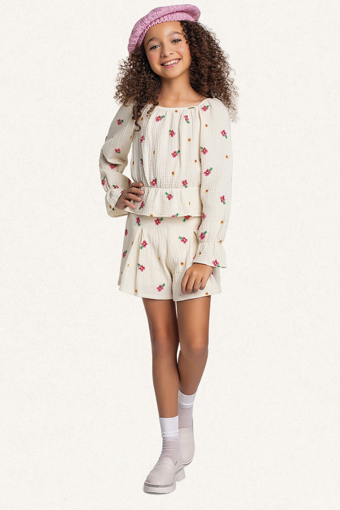 Short em tecido bordado flores com forro em meia malha