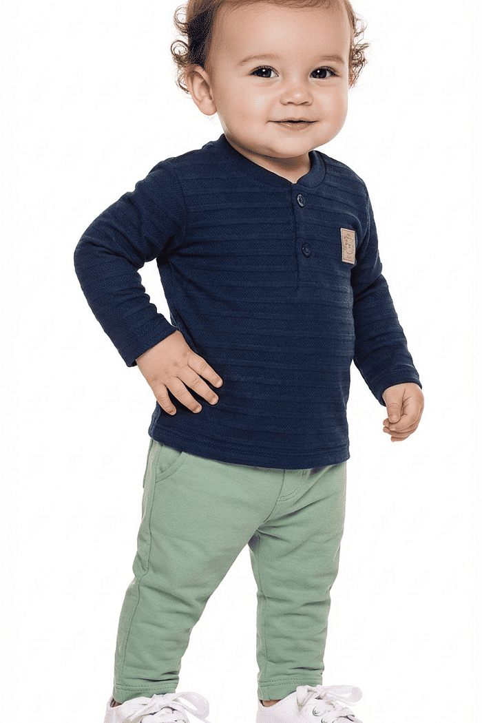 Conjunto camiseta manga longa em meia malha listras com textura em moletom e calça em moletom