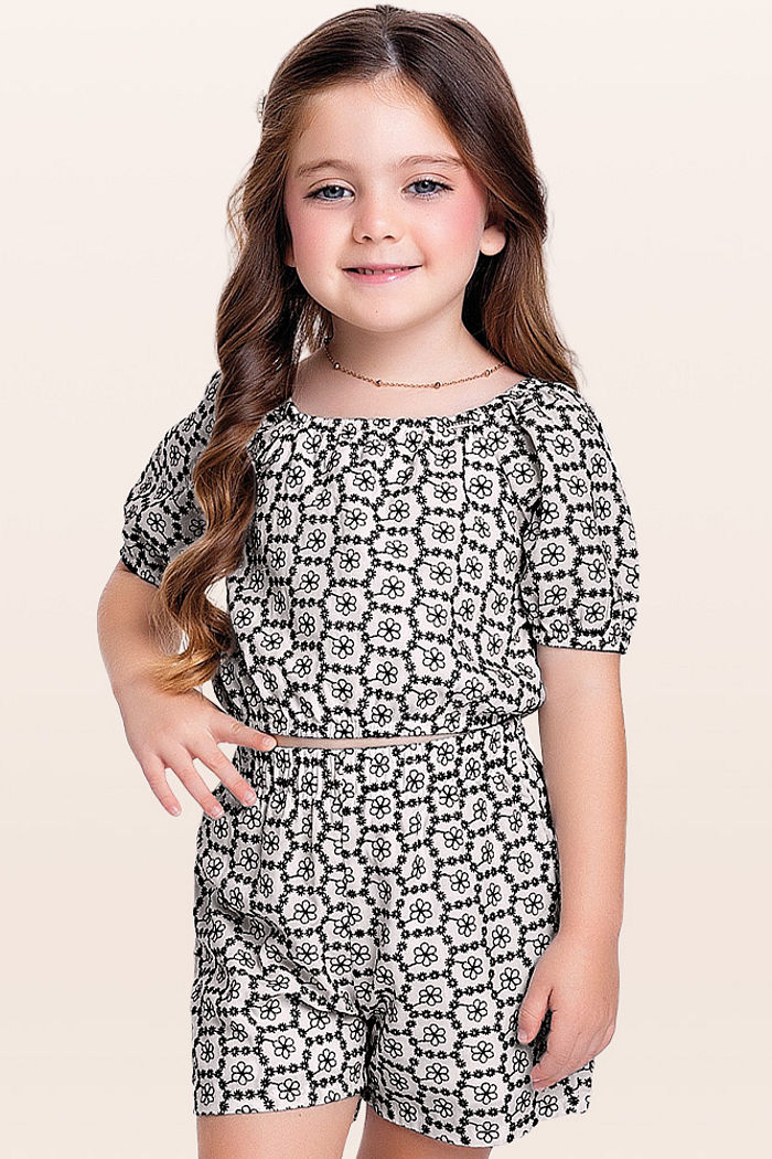 Conjunto blusa e short em tecido bordado flor
