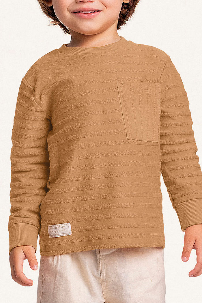 Camiseta manga longa em meia malha listras com textura e bolso em moletom