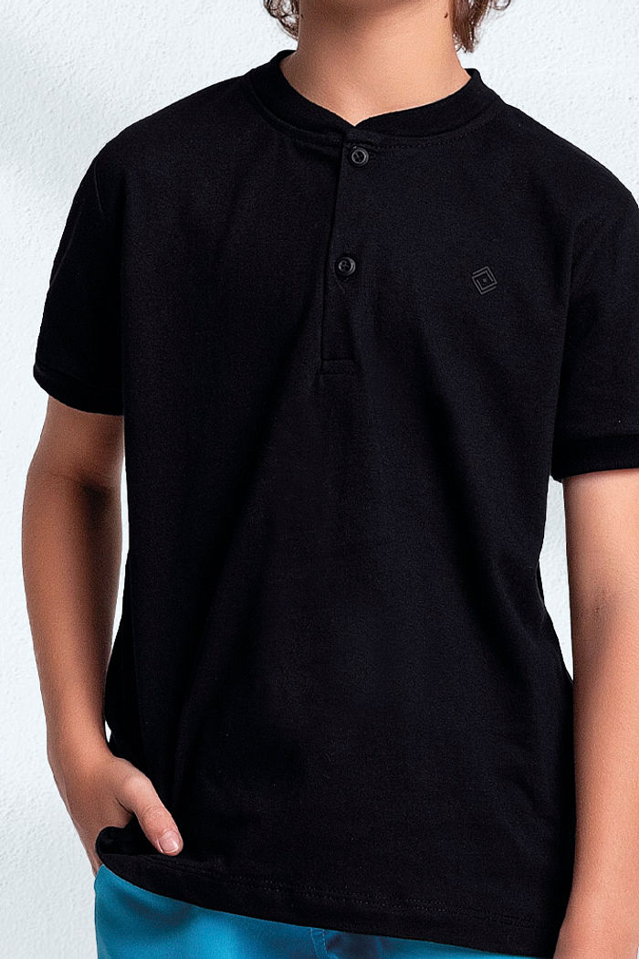 Camisa gola padre com abertura por botão