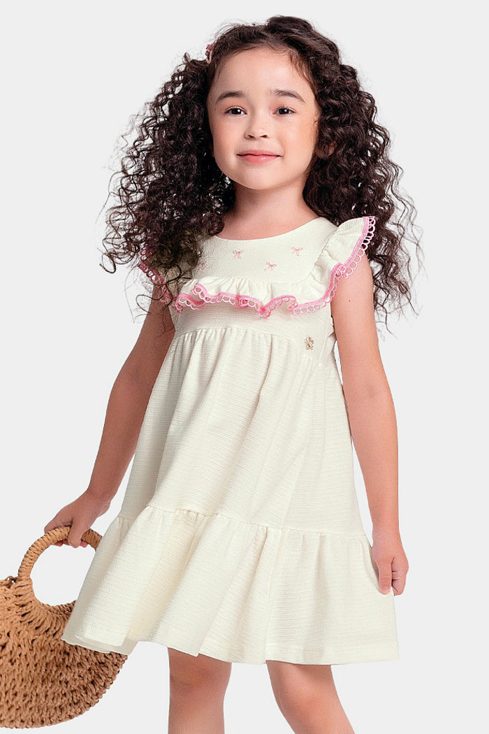 Vestido com babado em renda