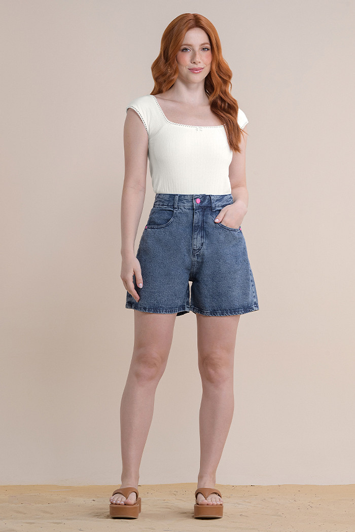 Shorts mom em jeans com bolso